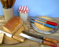 Bread knives